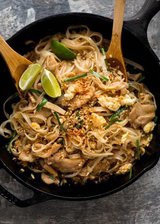 Chicken 澳洲幸运5官网开奖查询结果 Pad Thai in a black skillet, fresh off the stove, ready to be served.